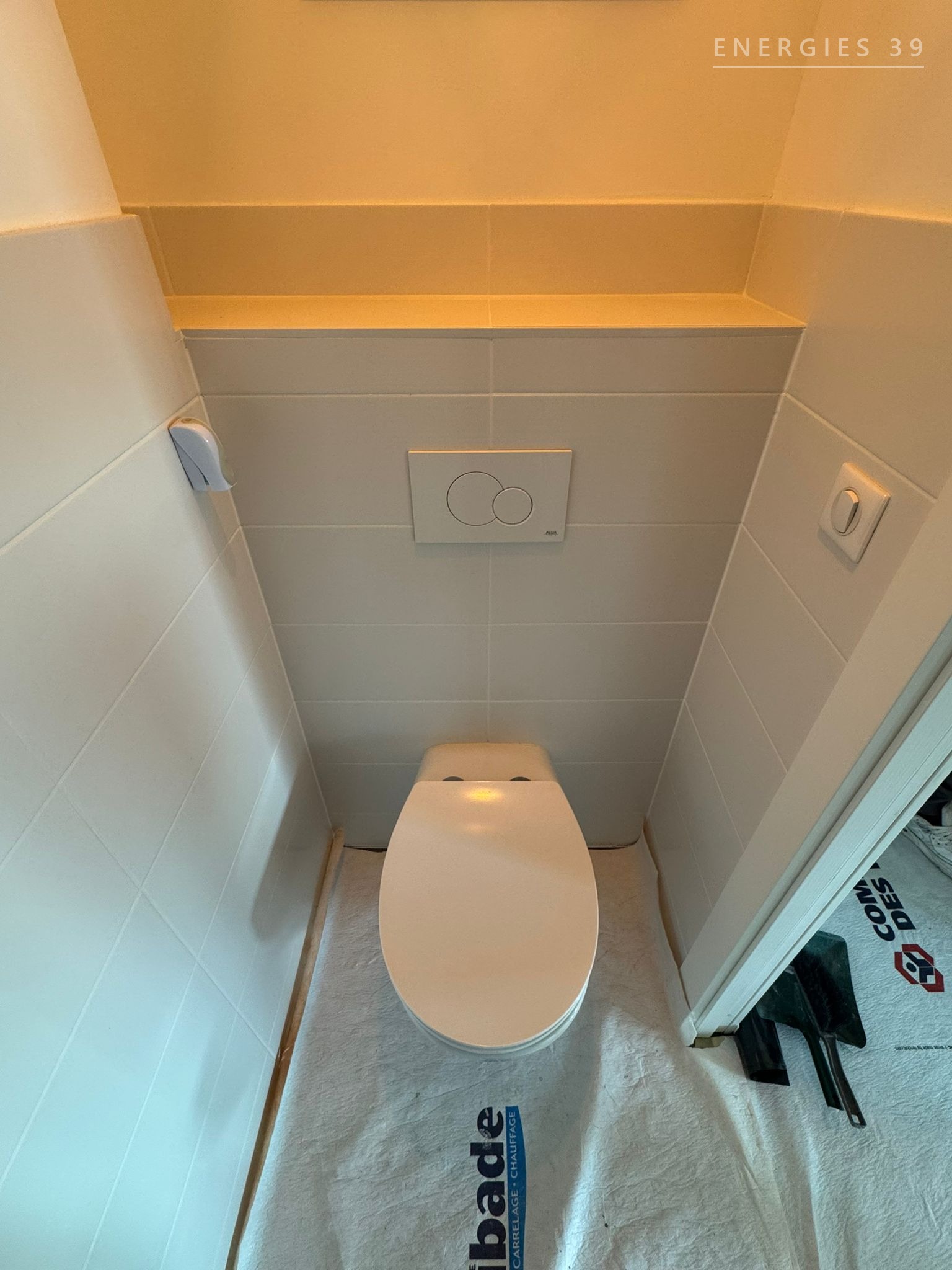 WC suspendu blanc en fin de chantier