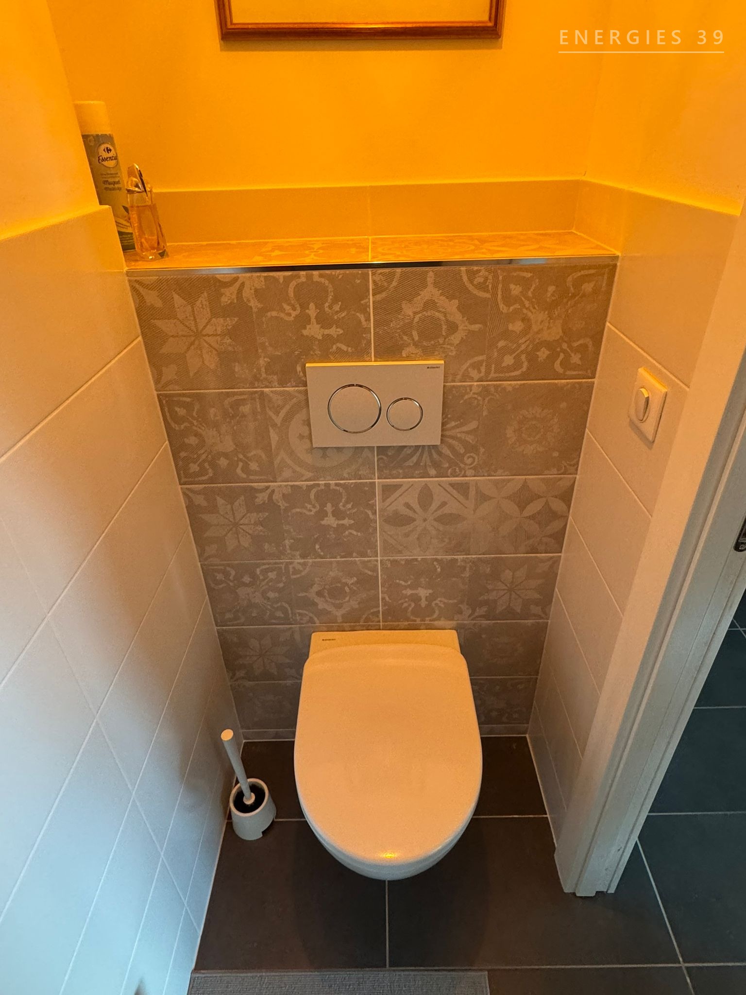 WC suspendu avec carreaux à motifs gris ornementaux