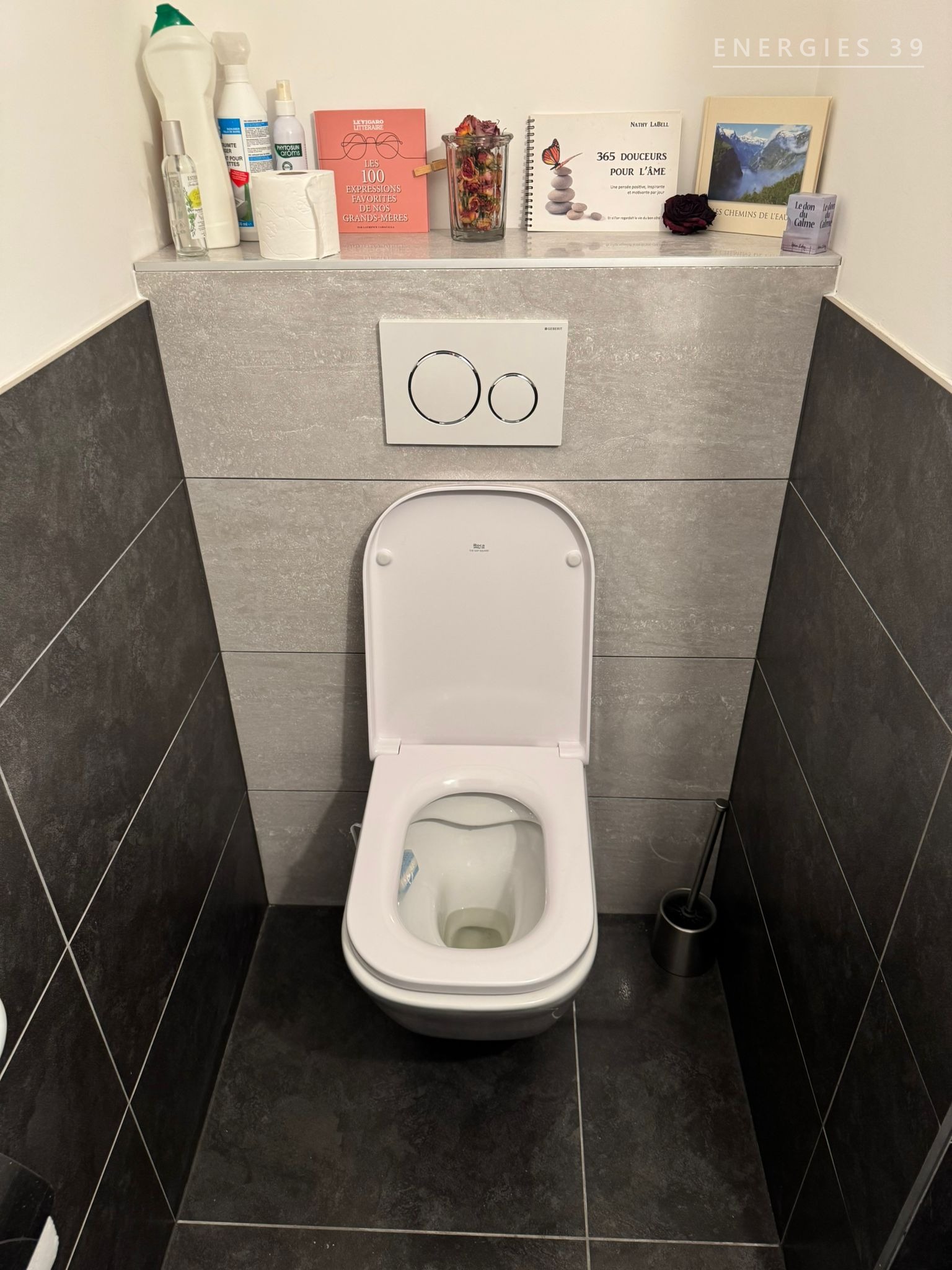 WC suspendu avec carrelage grand format gris ardoise