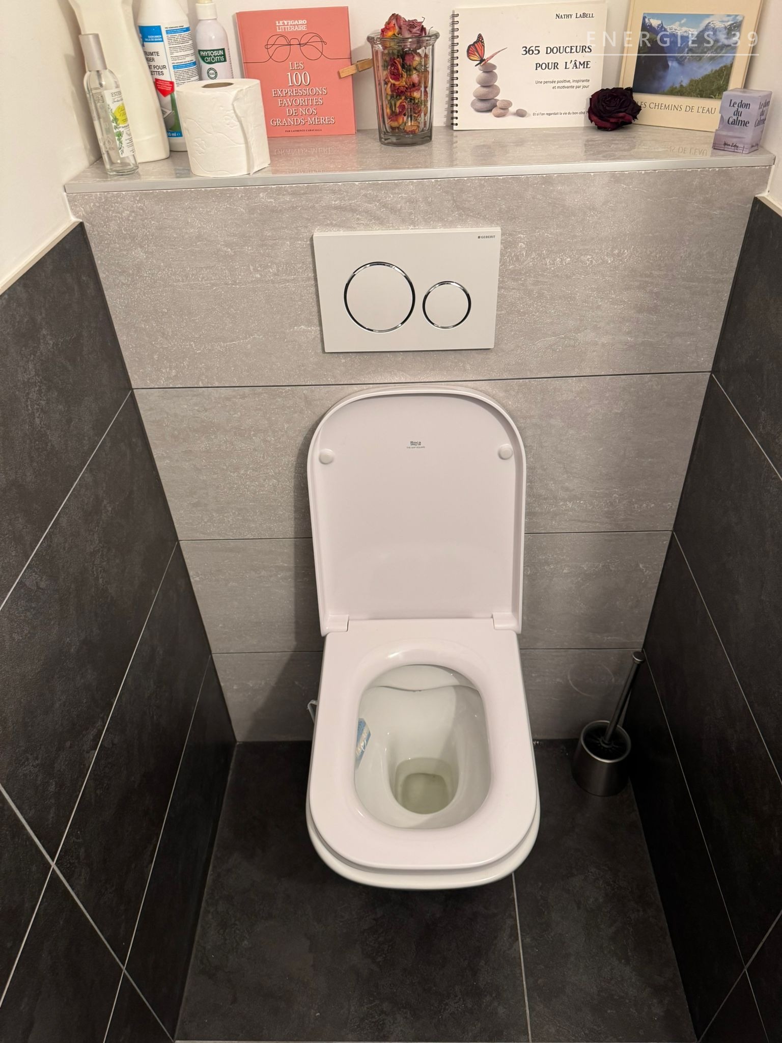 Détail d'un WC suspendu avec carrelage ardoise foncé