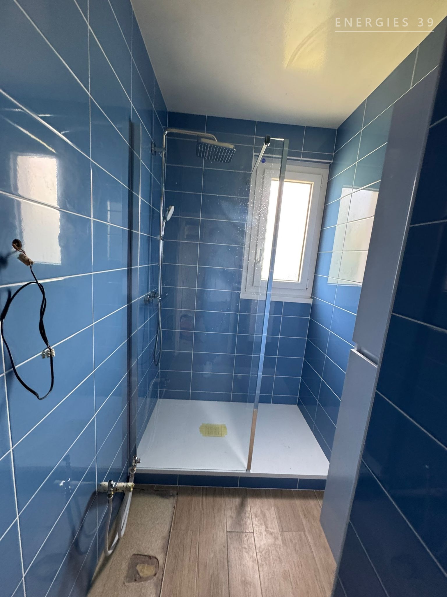 Douche italienne avec faïence bleue et paroi en verre